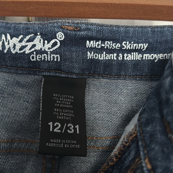 Mossimo Denim, Mid-Rise Skinny distressed jeans. Size 12/31 - Picture 9 of 9